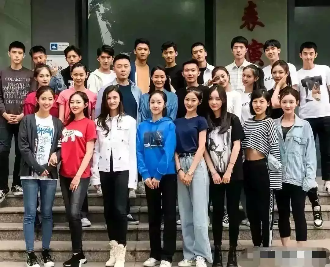 第一排红色衣服那个最美， 应该没人反对吧？
