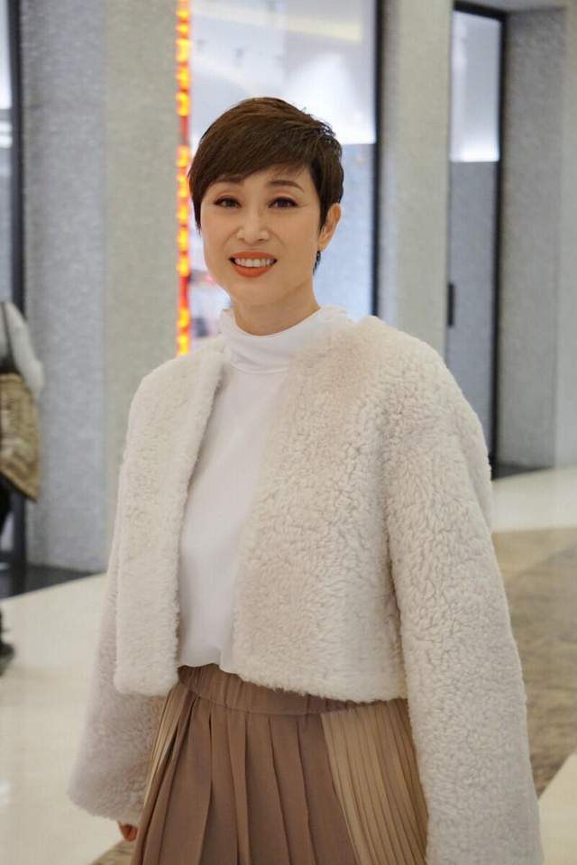 57岁陈法蓉比35岁时更美，穿羊羔毛外套配半身裙，简约显气质
短款的白色羊羔毛外