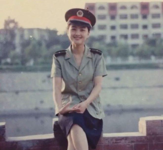 1995年，在我回到湖北武汉老家探望亲人的那个时刻，男友为了我，拍下了这张珍贵照