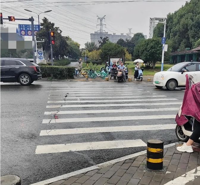 当然是支持了！走一次，闹心一次:“随意占用公共区域，无人管理，谁占了就谁用，仿佛