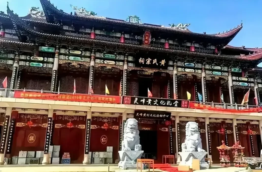 非常惊诧浙江苍南黄氏宗祠遇到强拆。难道开发商不知道祠堂、祖坟、寺庙、高堂都是不可