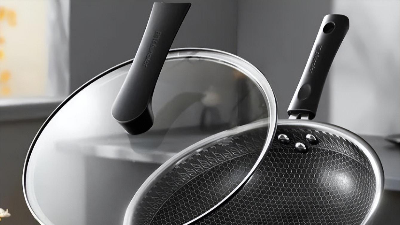 别当大冤种了！这5种锅子“表面光鲜却不实用”，我真是受够了