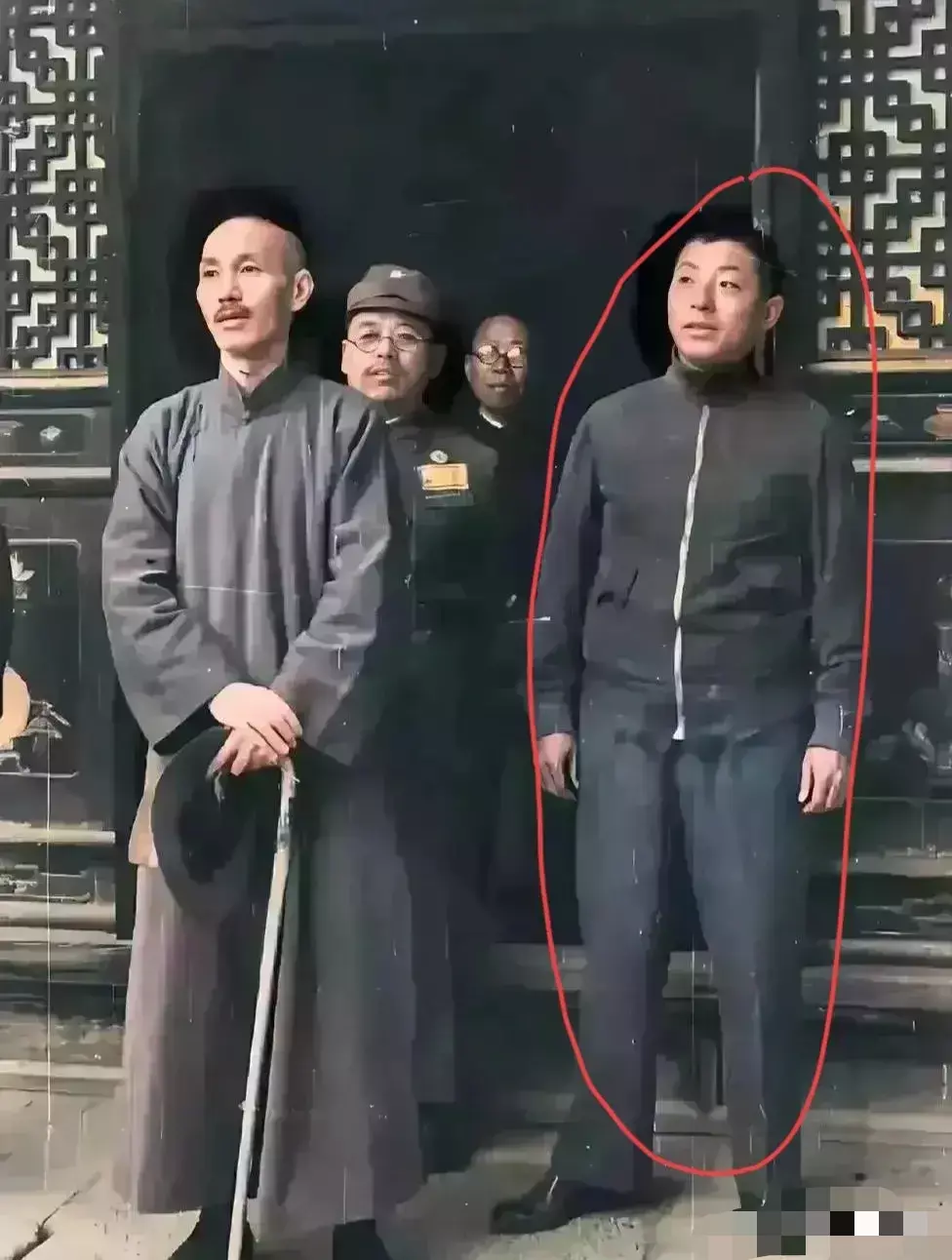 老蒋旁边站着这个人是我爷爷的父亲