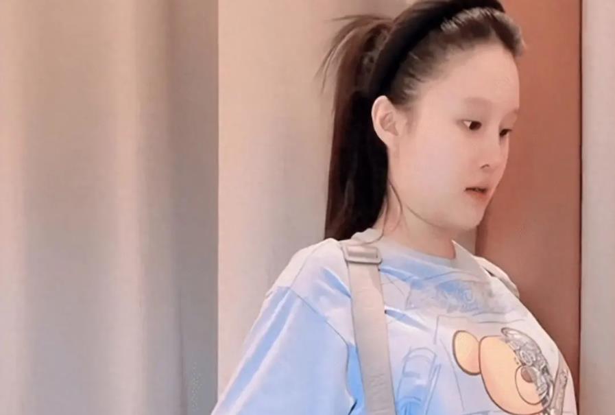 赵本山女儿赵珈萱（球球）即将生产，孩子取名为 “小陈皮”，她表示孩子出生第一个抱