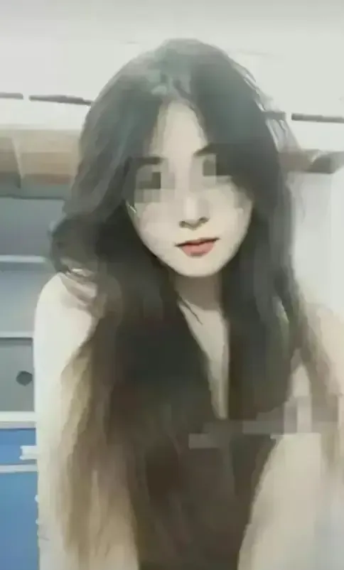 女大学生性交视频遭网传，视频时间1分45秒。视频曝光者是她的男朋友！
视频内容为