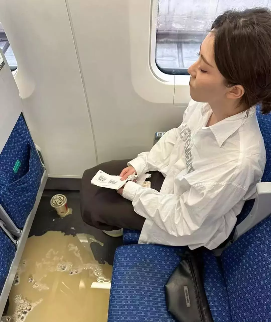 坐动车遇到这个情况，你信不信最后还是乘务员打扫