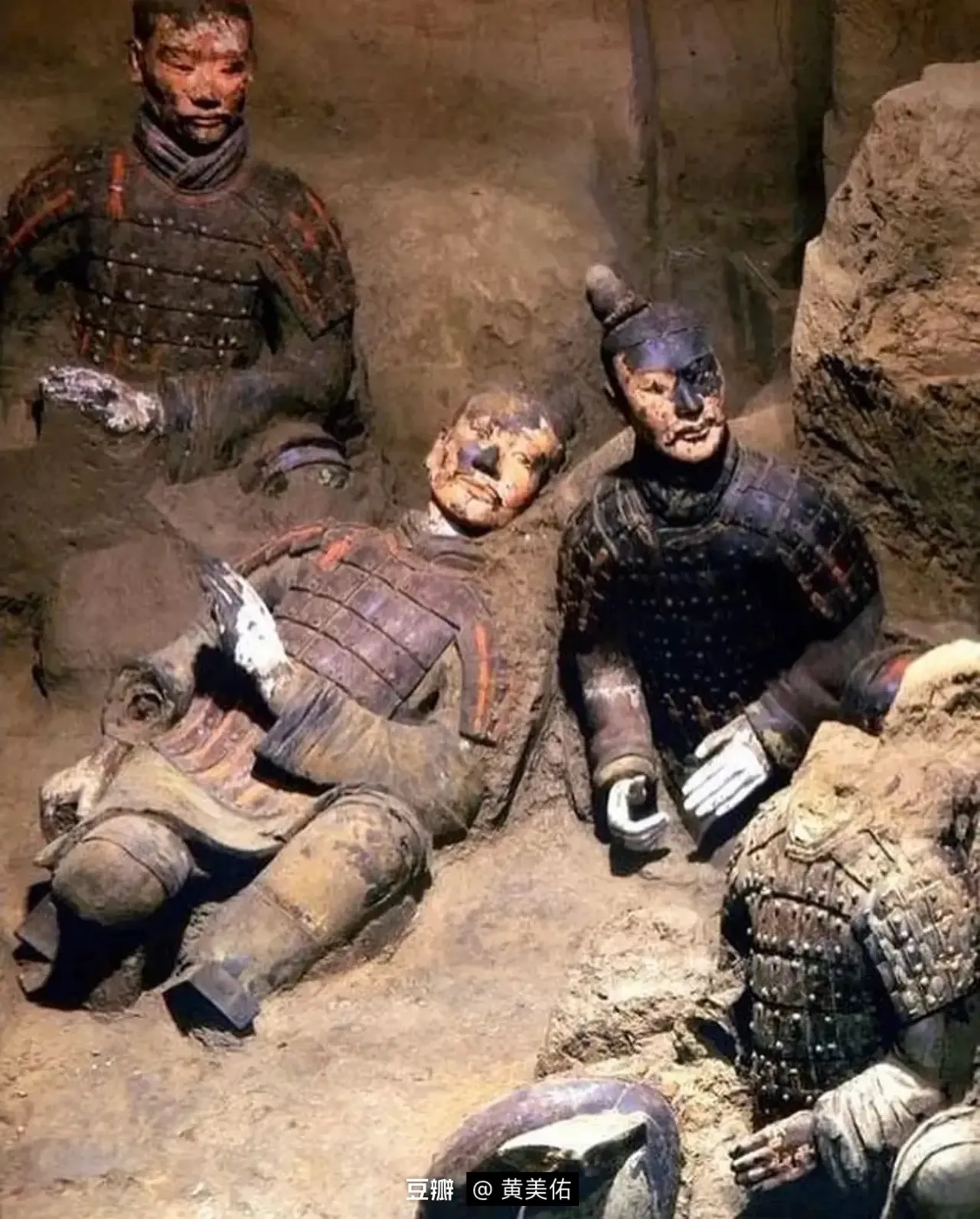 刚出土的兵马俑，中国西安1974年。
