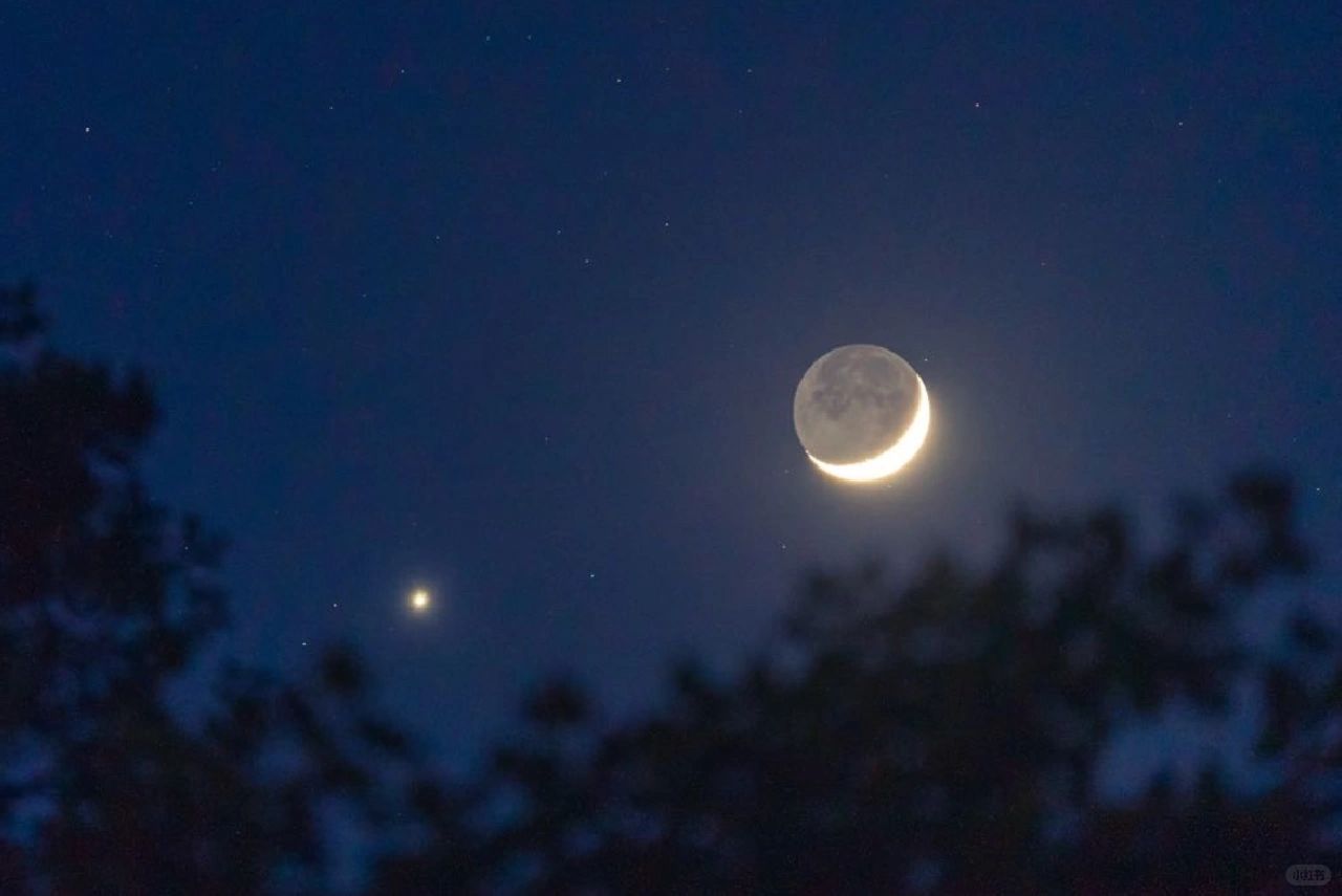 最近可见的“达芬奇辉光”
农历正月初三初四的傍晚，在日落后的西边天空就能找到一轮