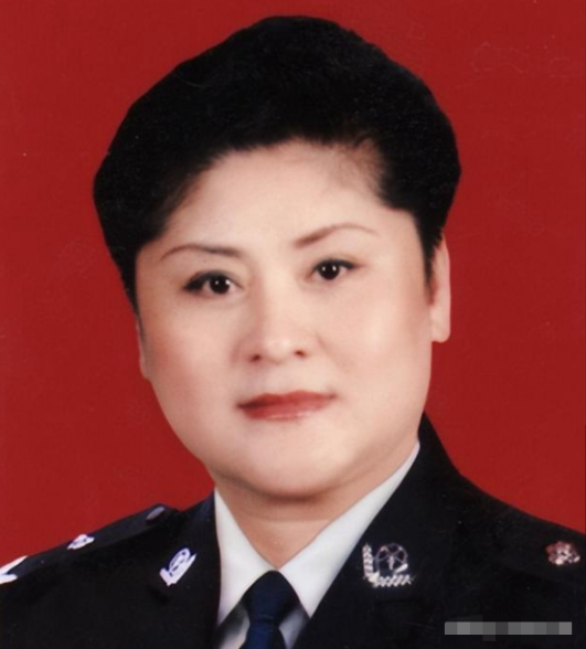 1996年，一个全身绑满炸药的歹徒闯进郑州国棉五厂幼儿园，劫持了28名孩子。女警