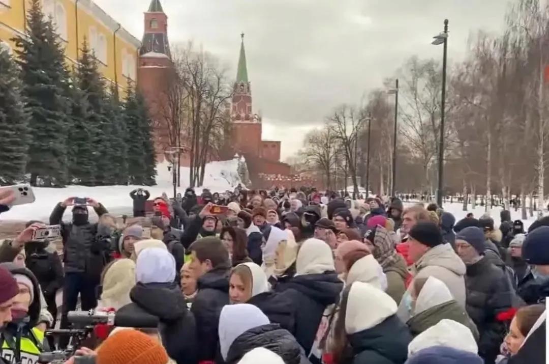 俄罗斯爆发反战游行示威！！因为担心当兵的亲人负伤和战死，大量俄军官兵的父母、妻子