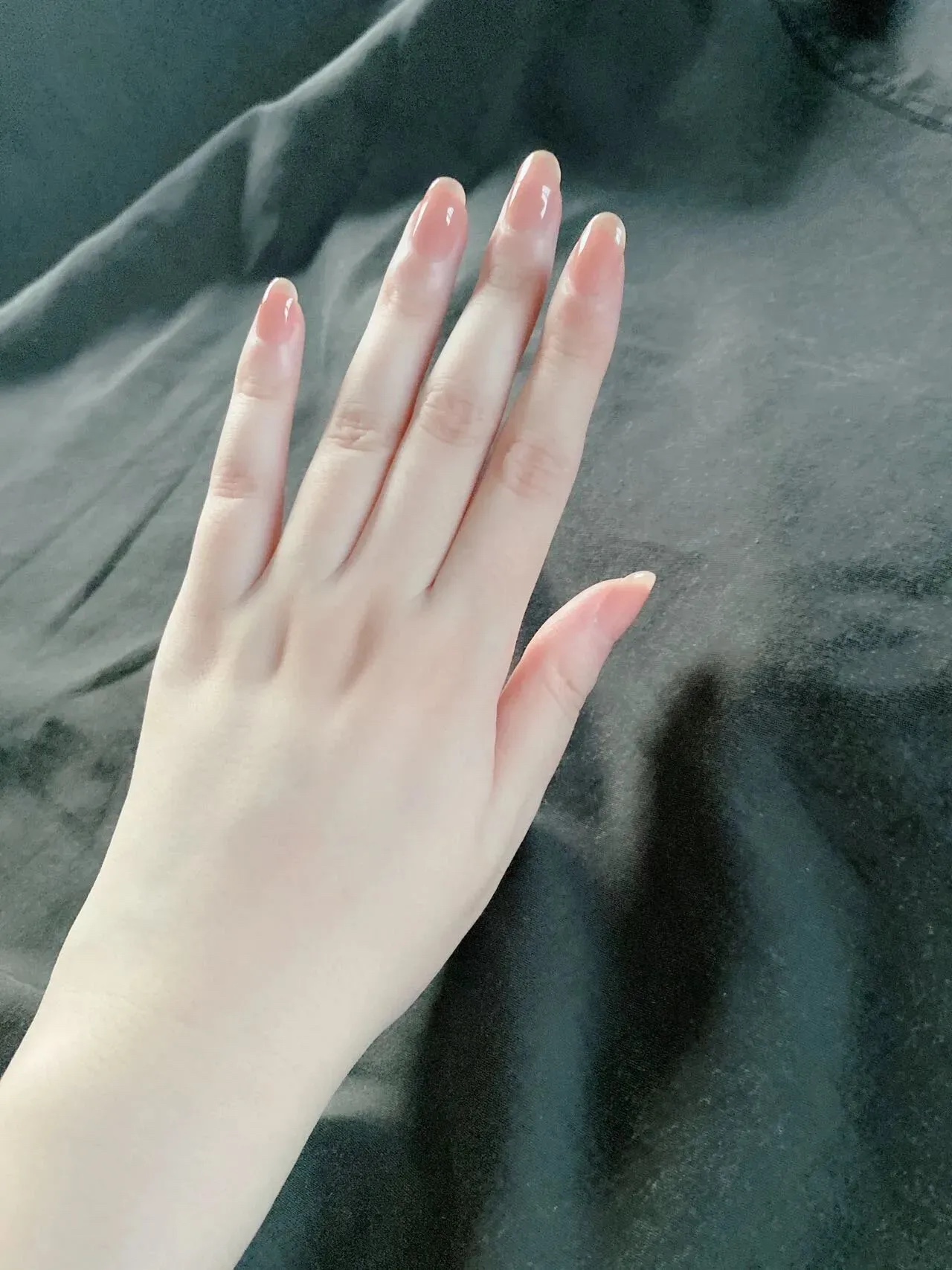 老话说“丑妻近地家中宝”。意思说美女是稀缺资源，垂涎的人多。无钱无势之人，即使把