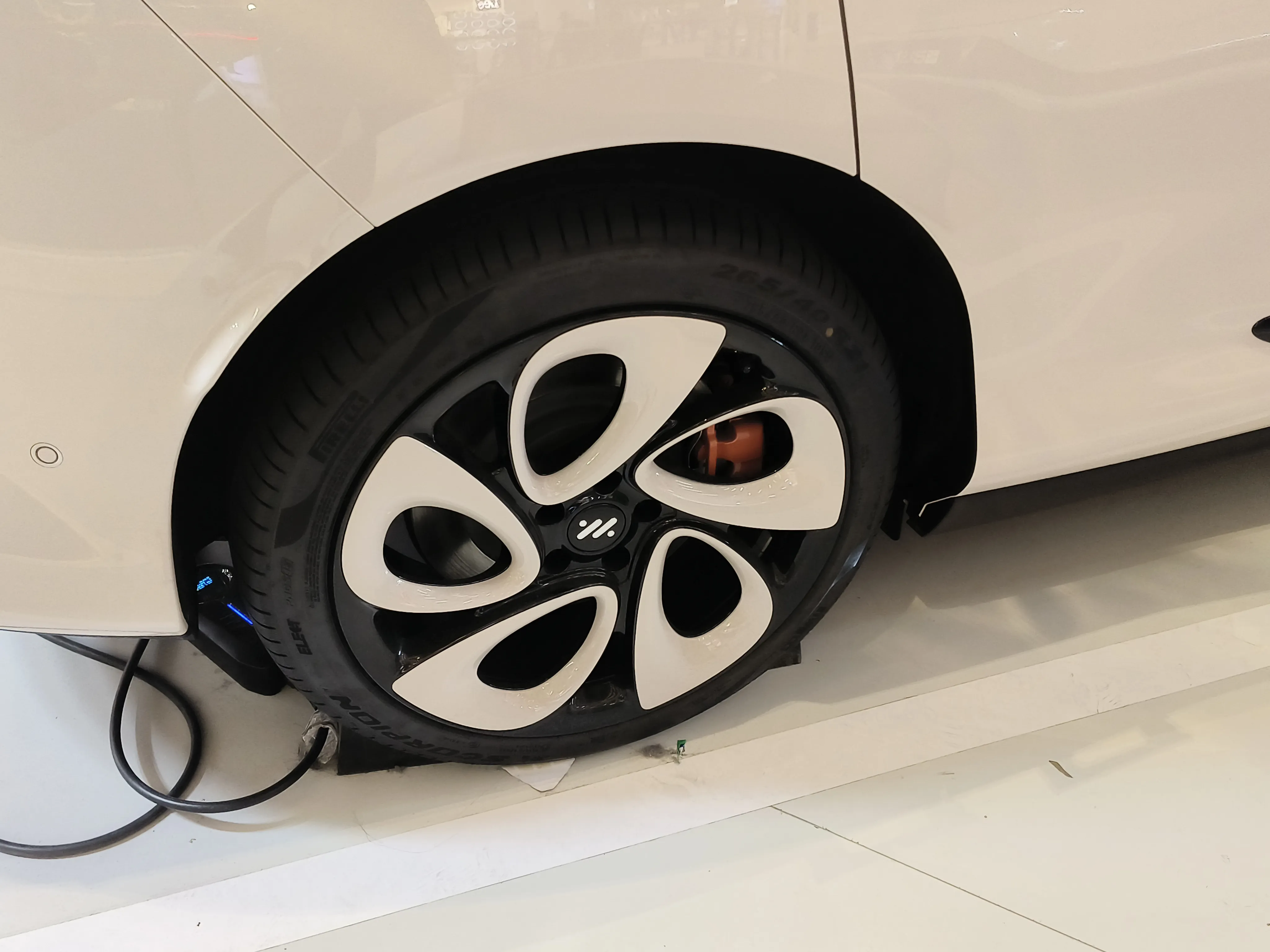 上汽集团几乎把所有的家底都砸进了智己汽车，前沿技术一抓一大把。

智己LS6一台