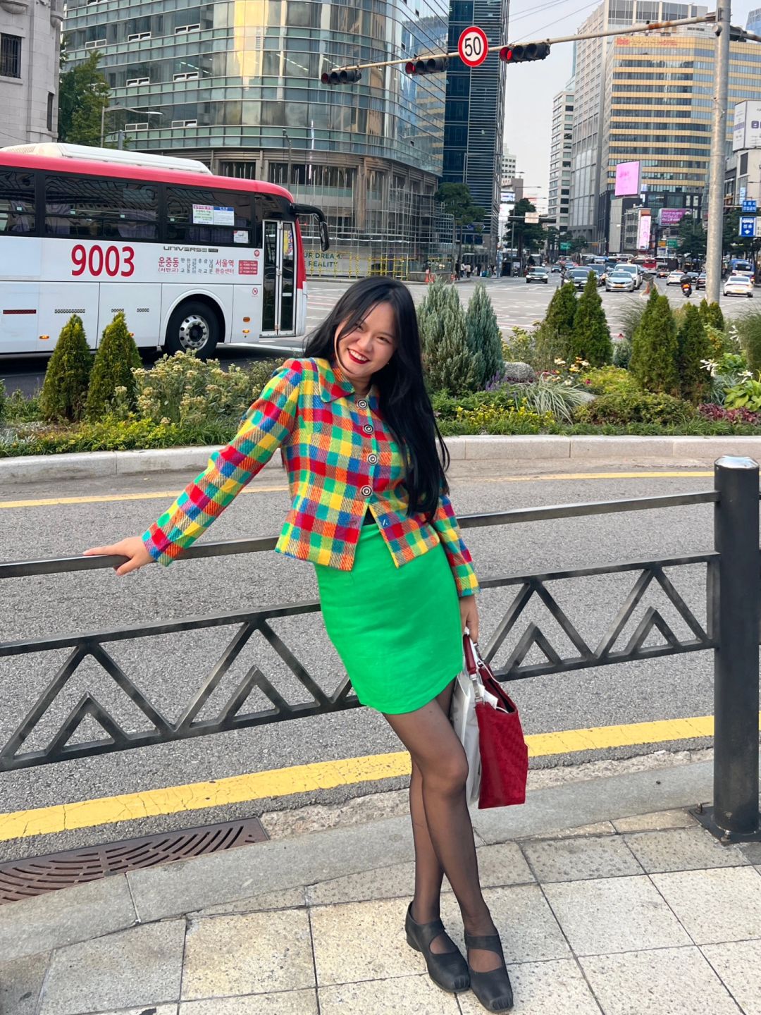 🇰🇷在首尔，穿彩色是不是得判好几年啊？
人生照片➕1
朋友拍下在首尔地铁里的