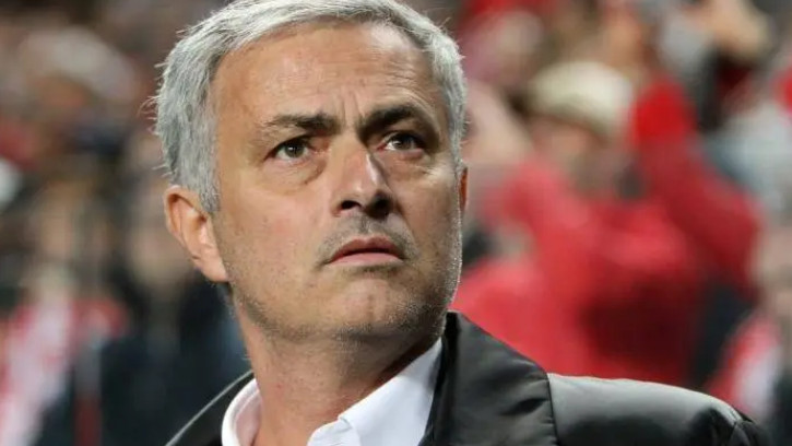 这次事件发生在穆里尼奥执教曼联期间，他对自己的决策进行了辩解