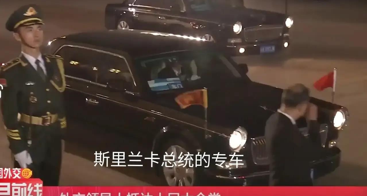 俄罗斯总统专车的车头没有放置我国国旗，未遵循国际惯例。
“一带一路”高峰论坛的欢