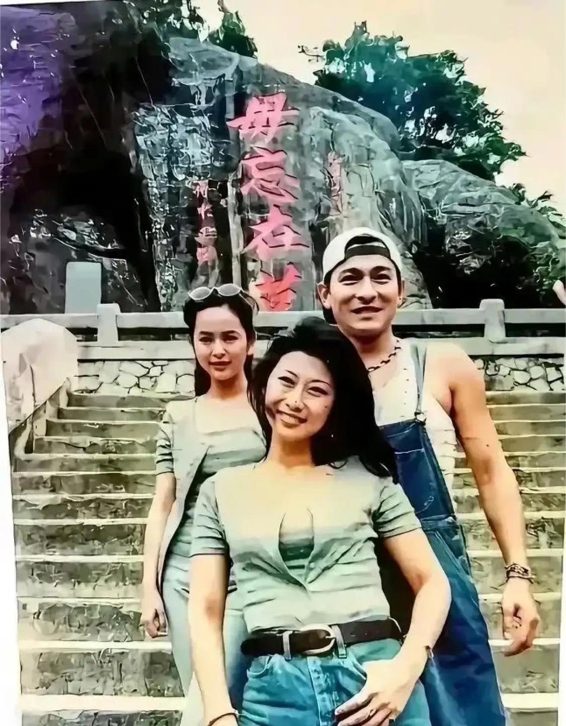 刘德华前面这个美女看着好眼熟，就是叫不出名字来！