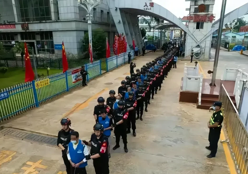 全国几万名警察去了云南临沧，去押解被遣返的大批诈骗犯，根据户籍领走了，最远的是来