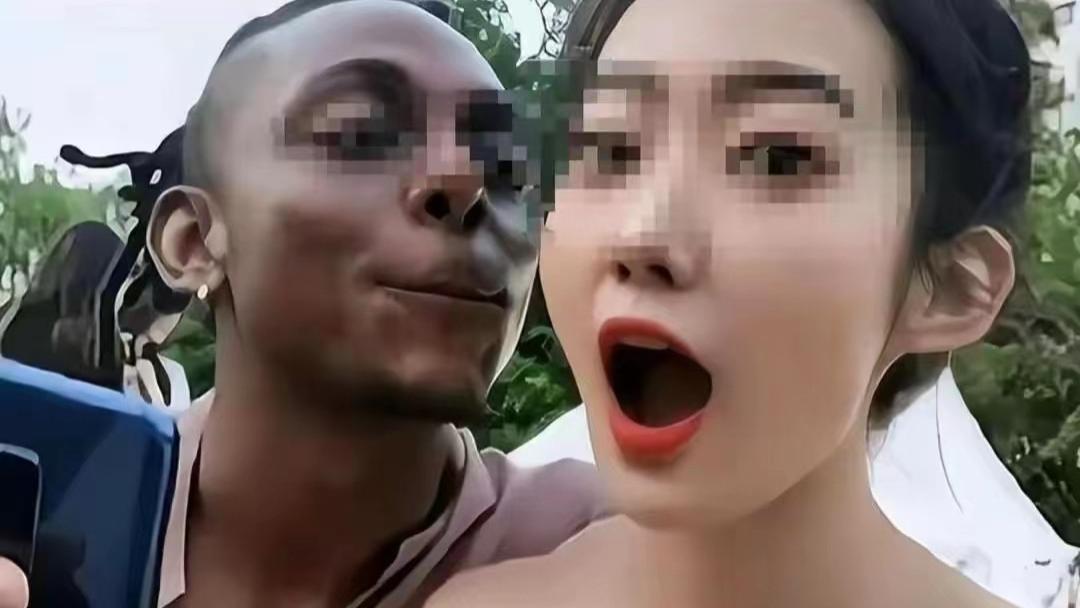 到底是什么心态，能让一个女子喜欢在网上晒出自己的黑人男友呢？