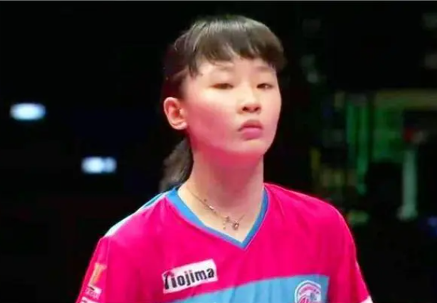 小姑娘不得了，世界第一孙颖莎差点就爆冷出局，最终3－2赢下比赛；赛后采访张本美和