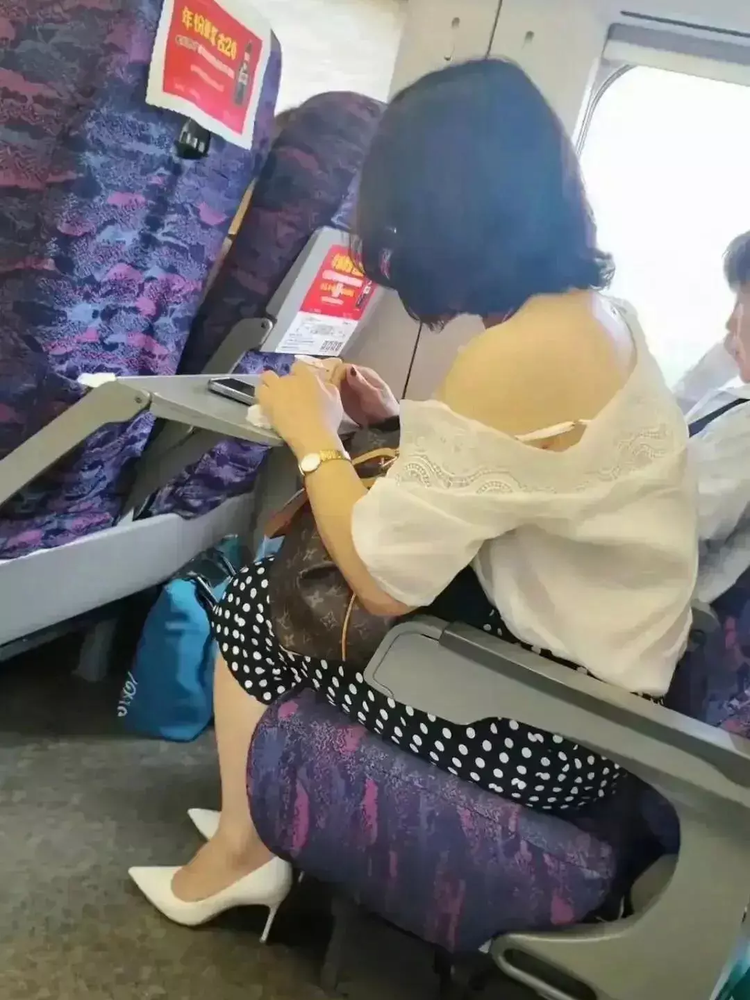 今天，这趟高铁上空调可能坏了，温度有点儿高呢……