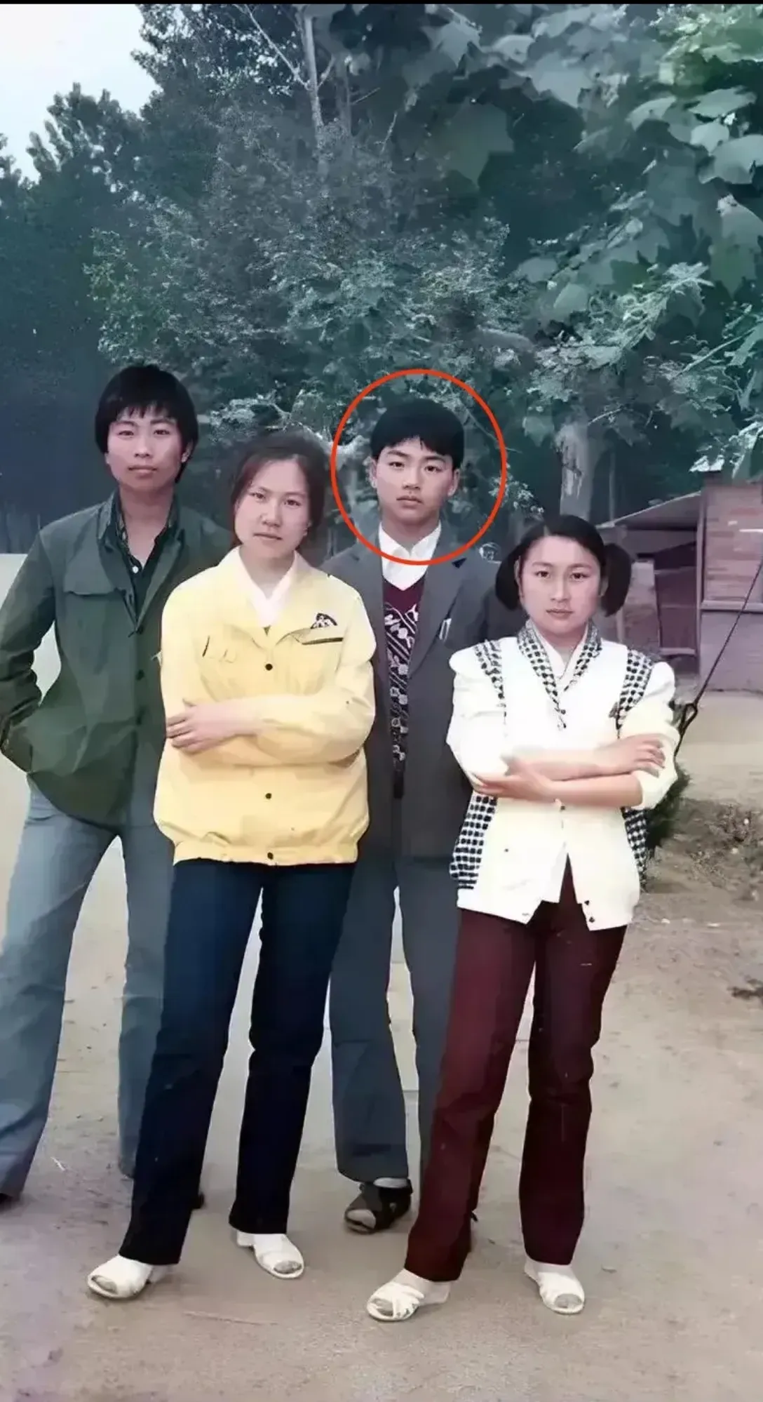 这张照片拍摄于1992年，图片中一位18岁的小伙子和三个中学同学，他们留下了这张