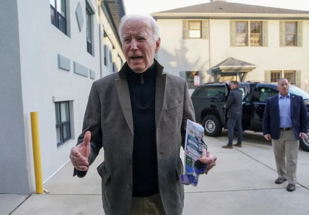 拜登怒批：乌军战略重镇丢失，因国会不作为。2月17日，德新社报道，美总统拜登对于