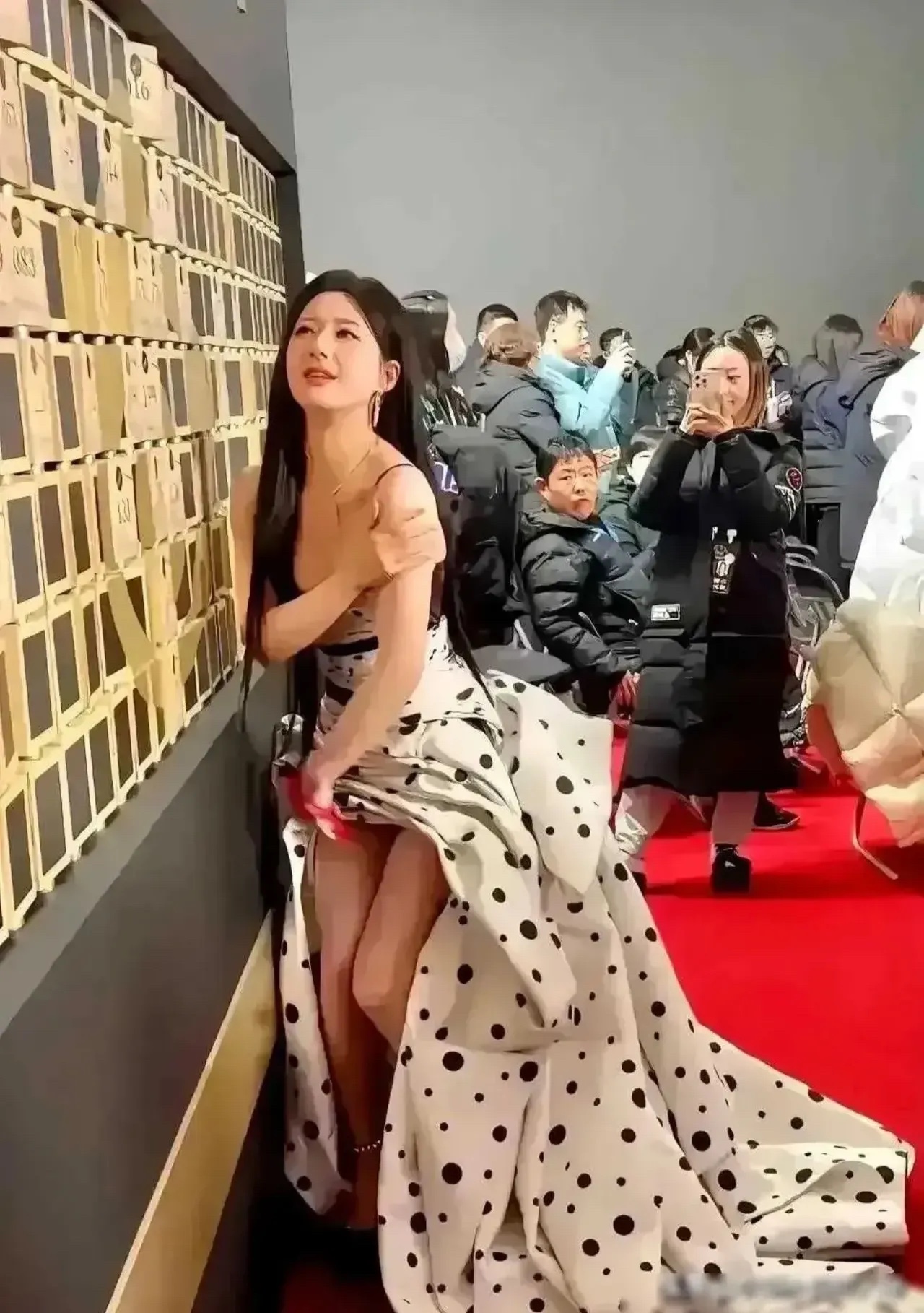 这位可爱靓丽的美女在干什么呀？
可爱之极#这女孩太漂亮#
