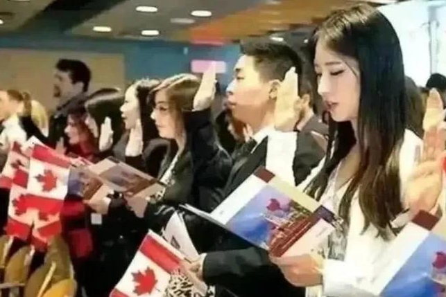 在加拿大入籍宣誓的场景中，你会惊讶地发现，中国社会的精英和富豪竟然有不少选择移民