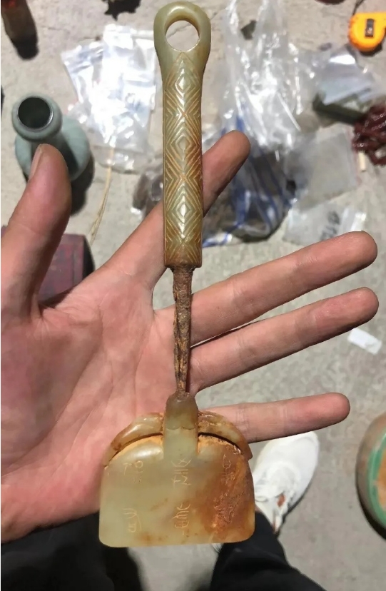 古玩市场捡的漏，感觉应该是一个好东西，懂行的帮忙估个价！