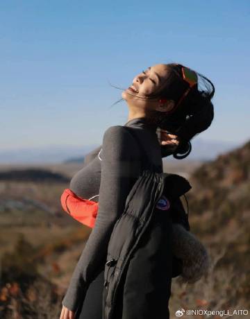 被登山美女的活力感染到了