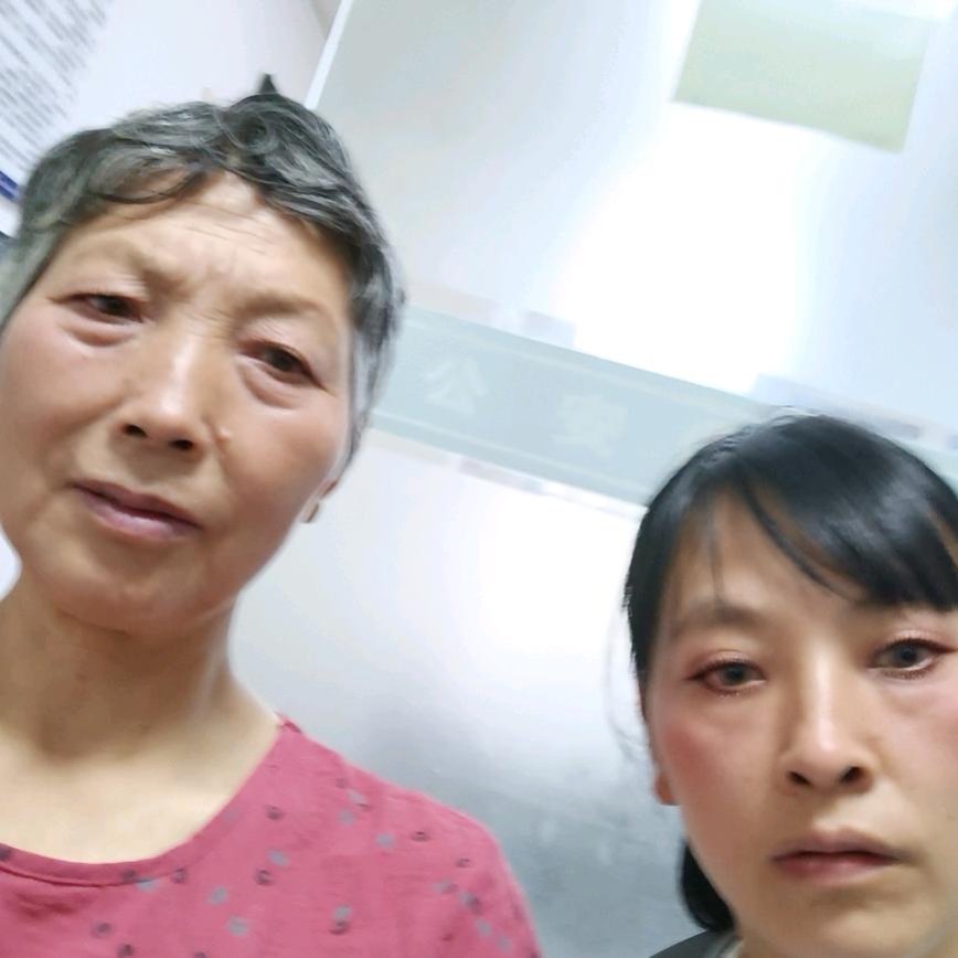 我跟妈媽是1986年被拐到安徽，老家大概在四川广元，或绵阳，爸爸是照相的，会吹口