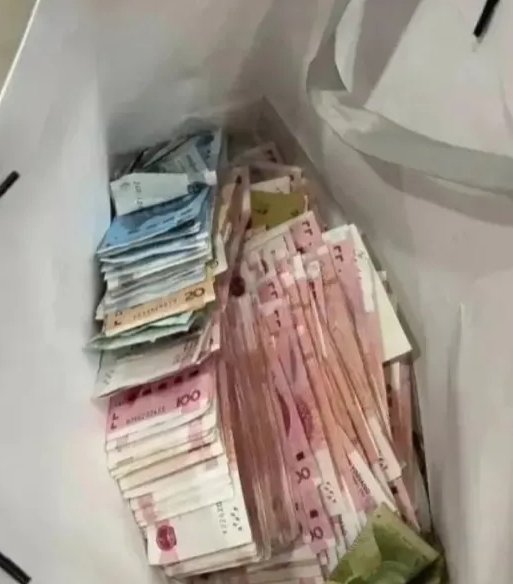 昨天朋友去银行取了50000元，然后银行的工作人员告诉朋友：“取50000元以上