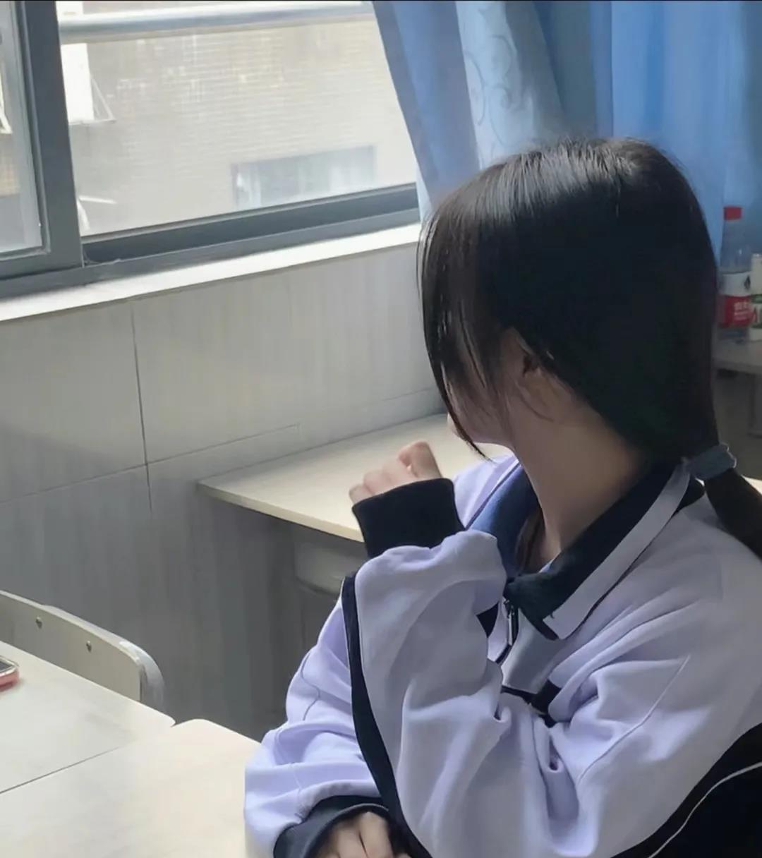 刚刚得知女儿的同学自杀了，朋友圈最后一条是“出厂设置不对，无法适应这个世界，生而