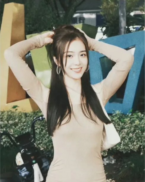 周淑怡被爆恋爱后，感觉还是余霜更能代表LPL的圈内女神吧，毕竟余霜 大气 优雅 