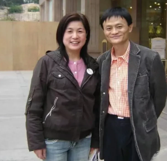马云与他的结发之妻！
人们常说：男人有钱就变坏。
很多夫妻能够共患难，
却不能同