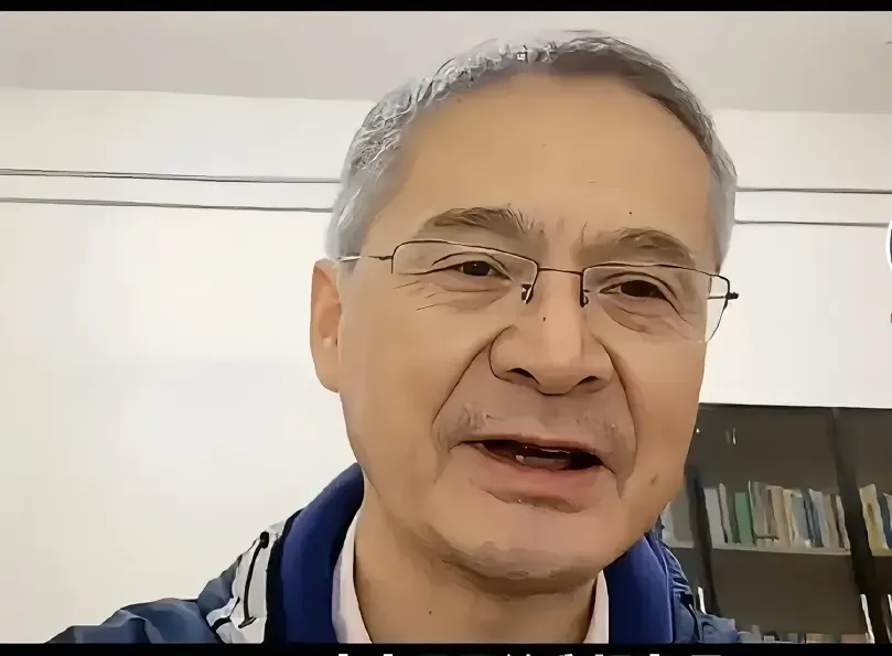 罗翔怎么突然变老，到底经历了什么！看网络上不少最新照片，罗翔老师竟然满头白发，眼