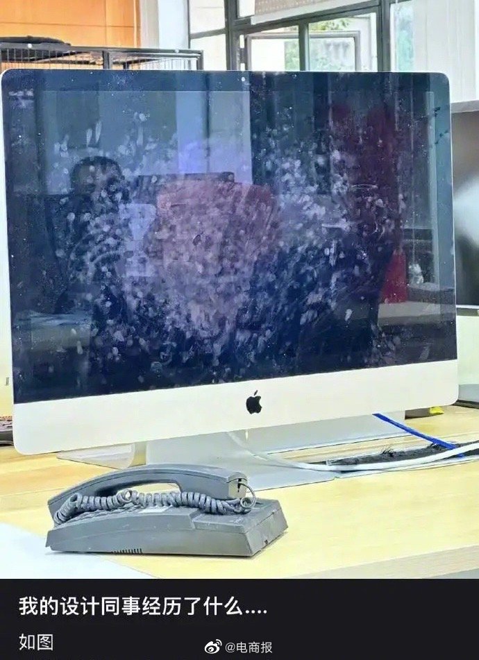 合格的产品设计师标配：经历了指指点点的电脑屏幕。网友：一键查询设计师精神状态。