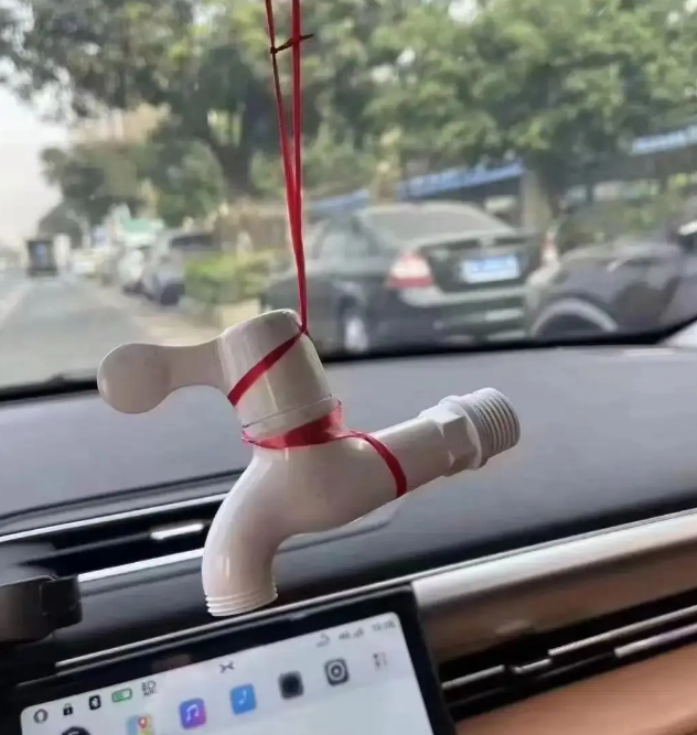 我今天着急上班，叫了一台滴滴司机，上车我发现这名司机，为什么在车上挂一个水龙头啊