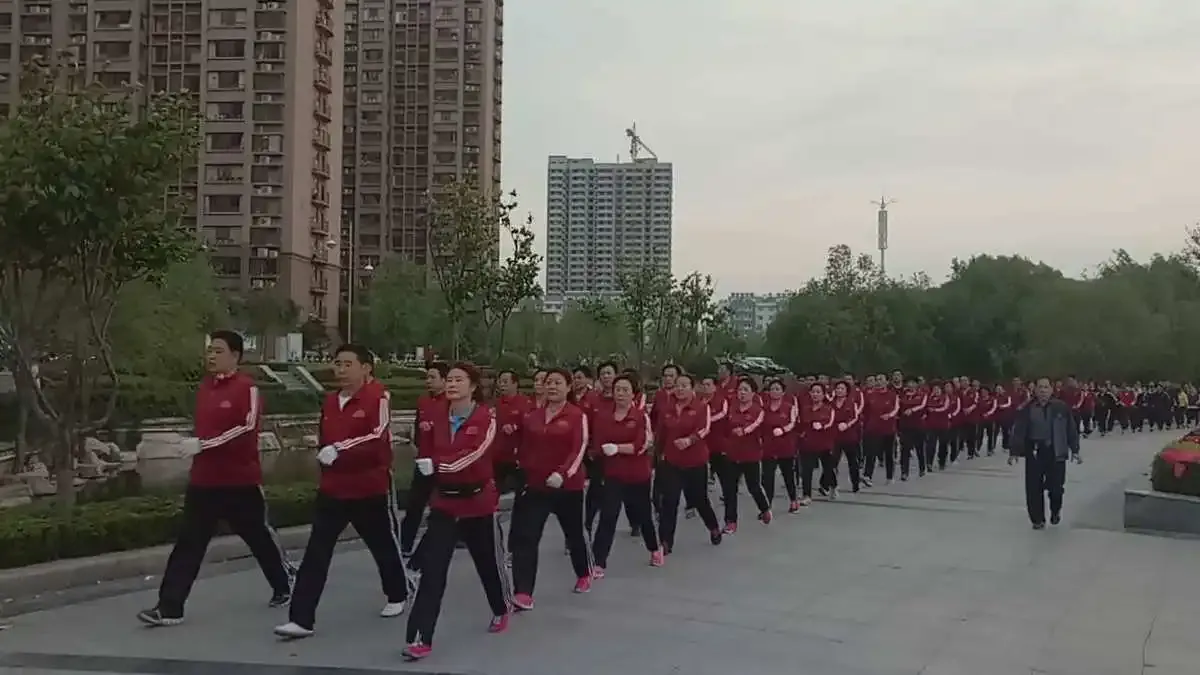 暴走团真不是正常人能加入的。我平日里经常一个人锻炼，有时觉得挺寂寞，刚好附近有个