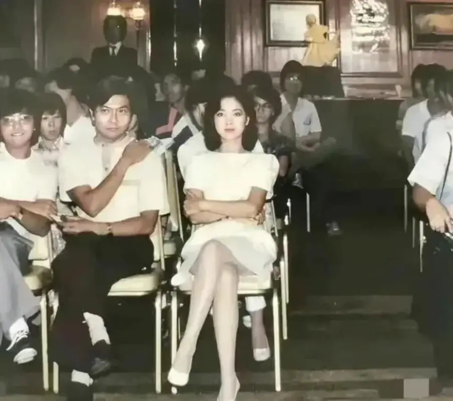 老照片：这位女士是谁？
更高难度：她旁边那男士是谁