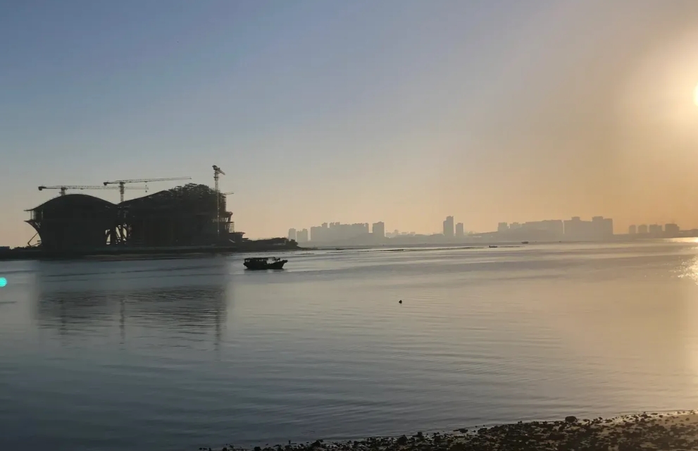 政治上看向北京，经济上看向上海，教育上看向江苏，科技上看向广东，地理上看向甘肃，