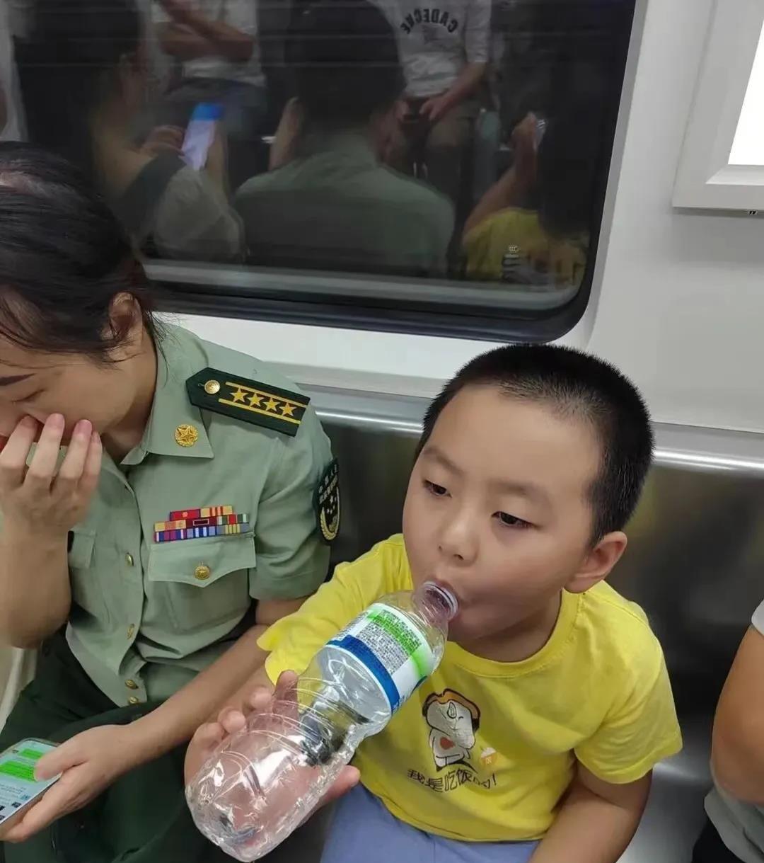 对于这位佩戴大校军衔肩章的武警女军官的真伪，确实存在一些让人困惑的地方。让我们一
