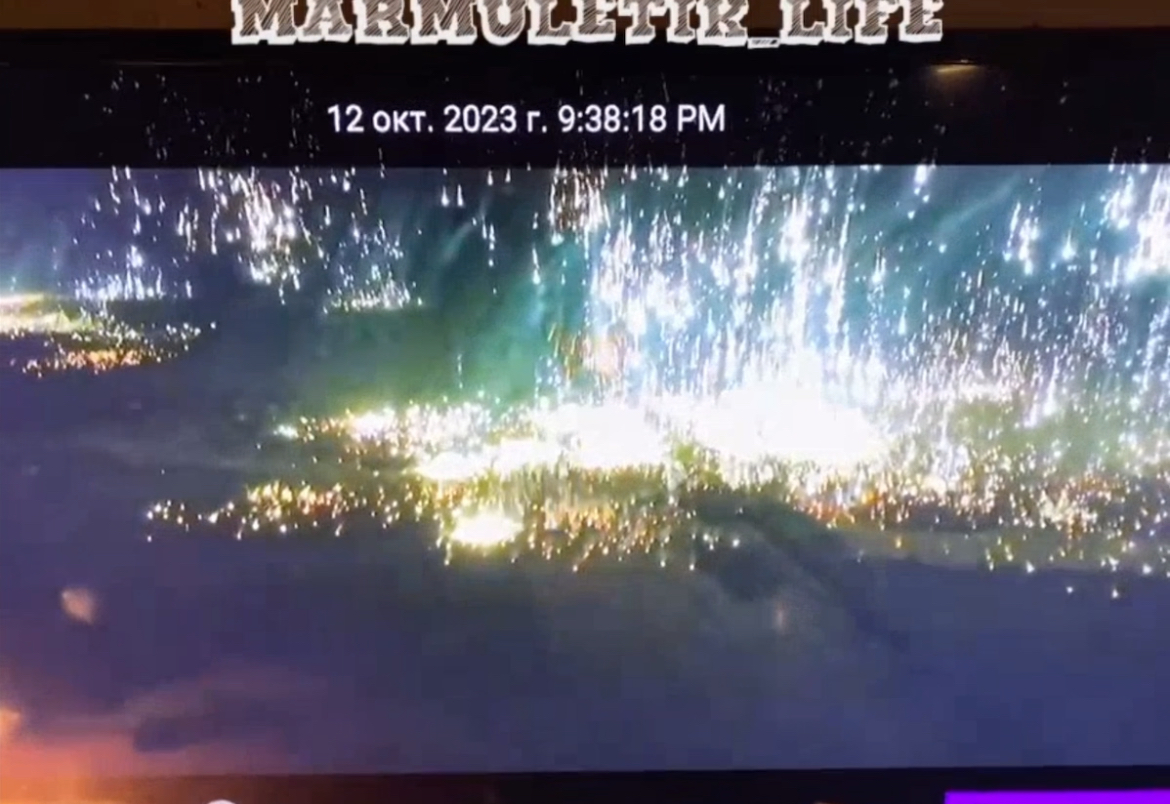 俄军在帮阿瓦迪夫卡的乌克兰人过年了，数万颗燃烧弹密集攻击，一平米都能命中几发燃烧