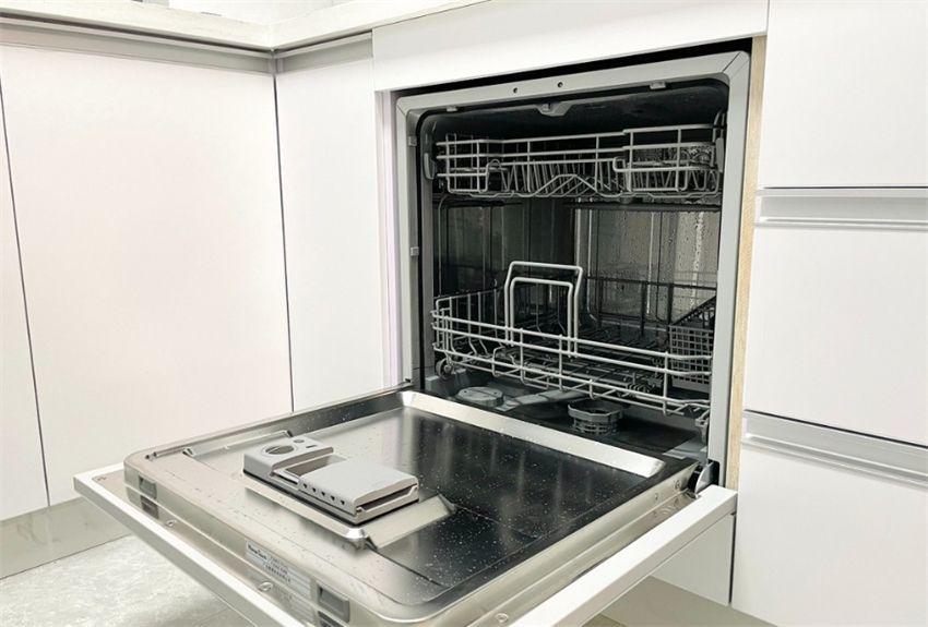 称是厨房神器，也有的人认为洗碗机费水费电，那么我们到底该如何选择？