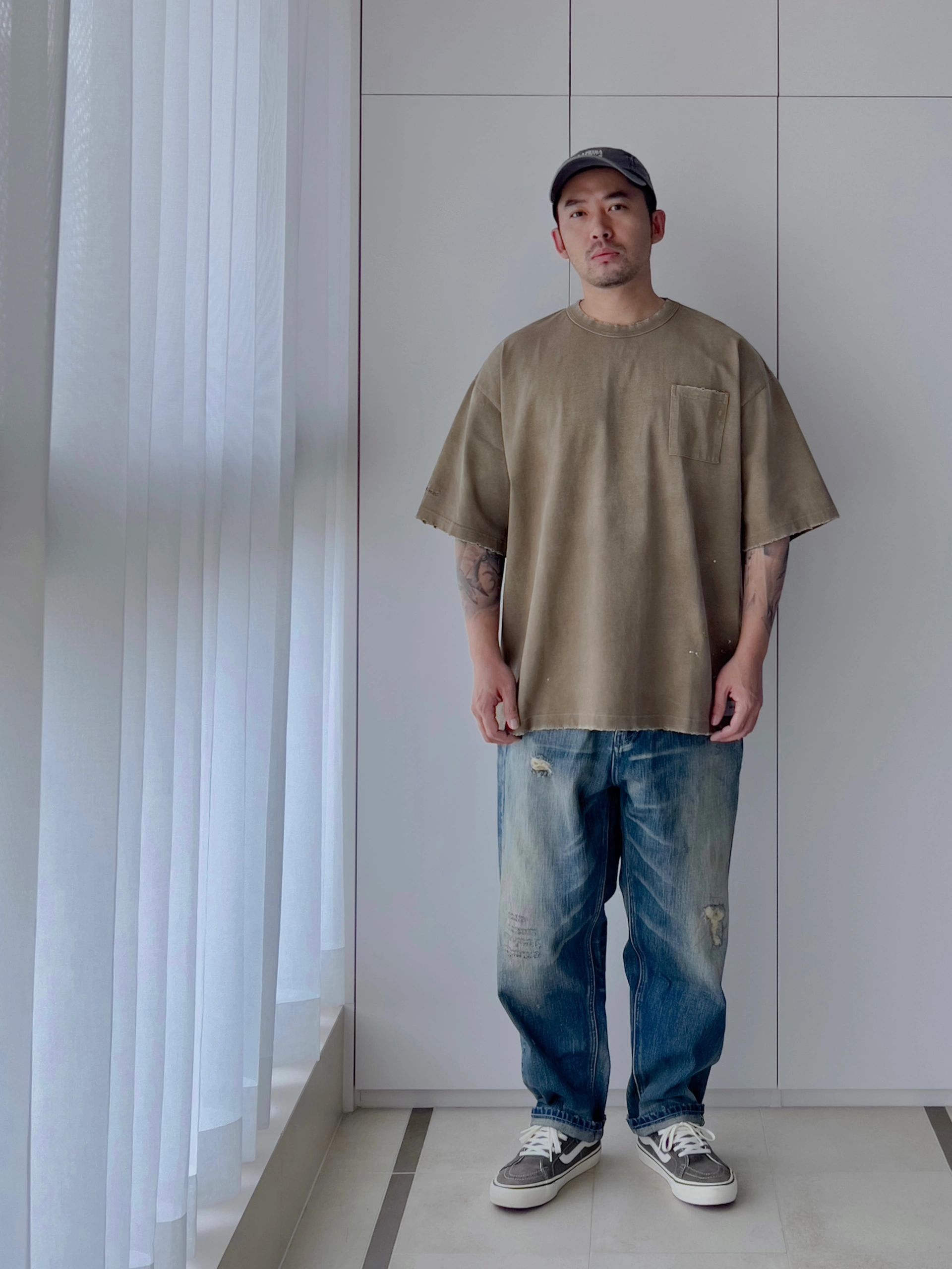 如果他的衣服看起来旧旧的