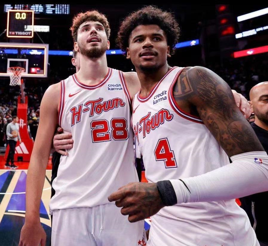 今天火箭队主场战胜马刺，队内新星杰伦-格林在整个第四节被主教练乌度卡弃用，这已经