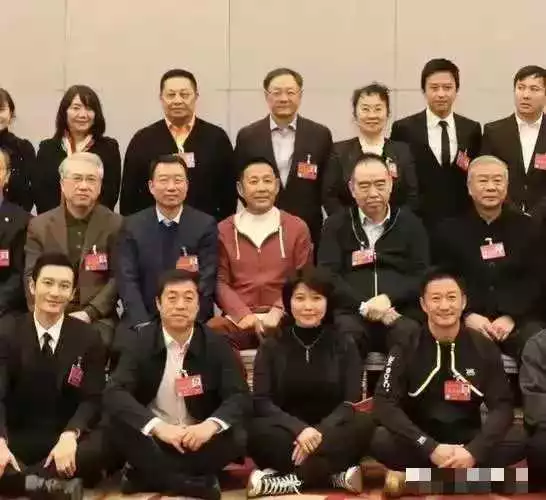发现没有，几乎每个人都有胸牌，只有陈道明没有