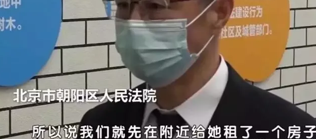 北京朝阳，大妈收了买家10万元房款定金后，不仅拒不腾房，还私吞定金，强行霸占房子