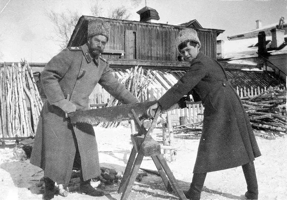 1917：失去权力的末代沙皇和儿子拉大锯。没多久就被处死了。