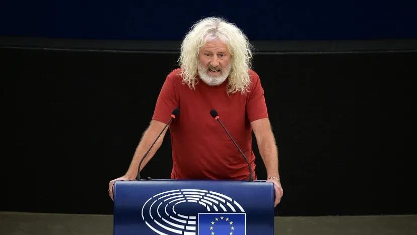 欧洲议会议员华莱士和戴利被停职！

华莱士发文说：“克莱尔·戴利 (Clare 